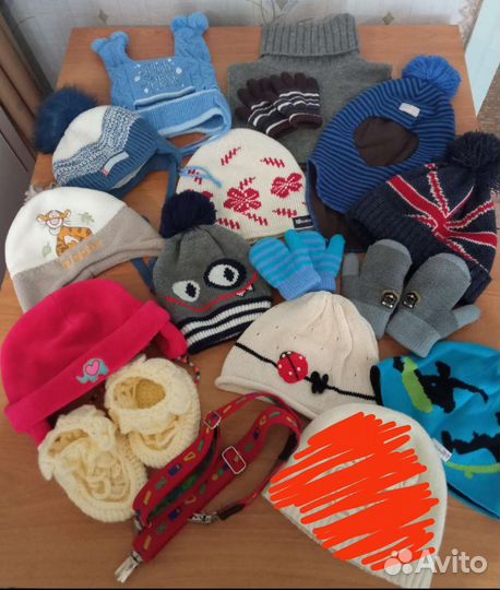 Детские шапки, варежки, манишка, подтяжки