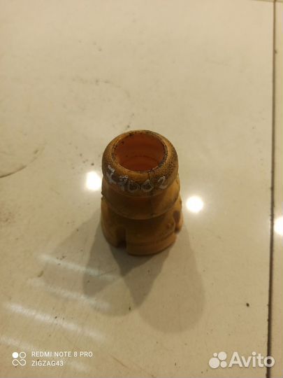 Отбойник переднего амортизатора левый