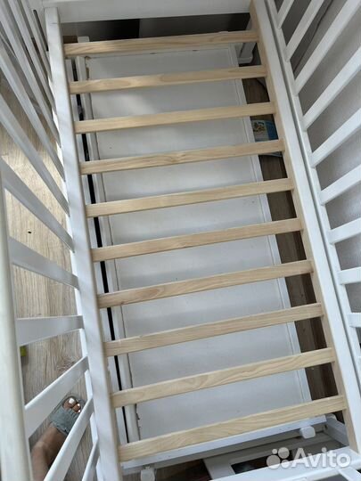 Детская кроватка с маятником