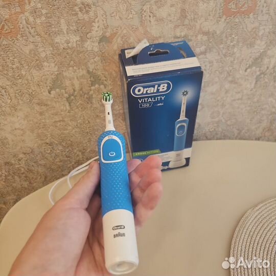 Электрическая зубная щетка Oral b vitality 100