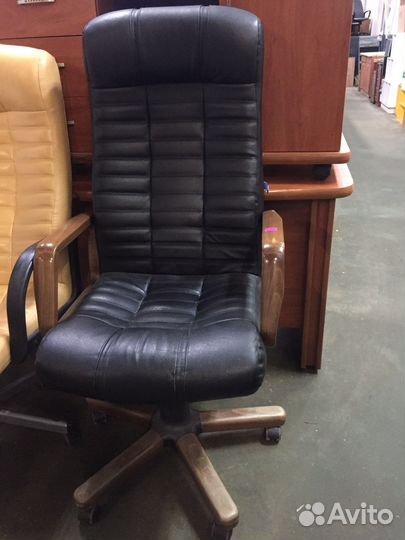 Кресло руководителя б/у кожаное
