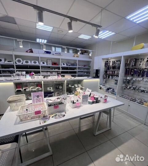 Продавец консультант в магазин для маникюра