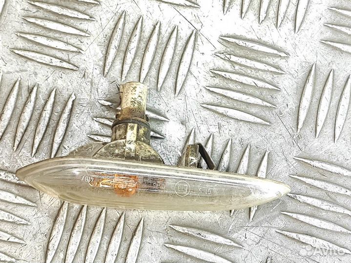 Повторитель в крыло левый Bmw X3 e83 2004-2010