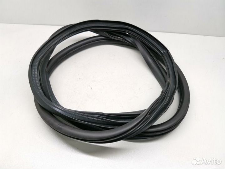 Уплотнительная резинка задняя правая Mitsubishi