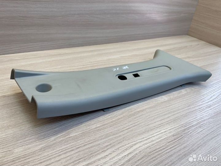 Обшивка средней стойки правая LADA X-Ray