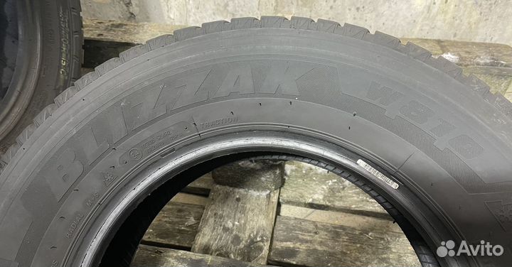 Bridgestone Blizzak W810 215/70 R15C