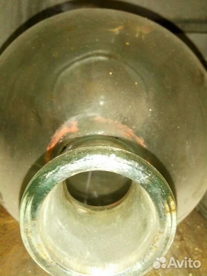 Стеклянный бидон и валенки