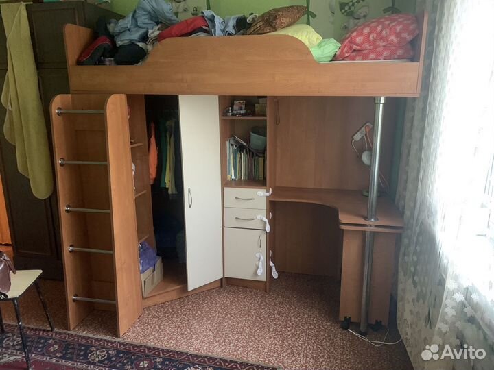 Детская кровать чердак со столом и шкафом