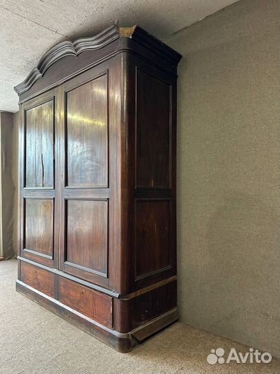 Антикварный шкаф