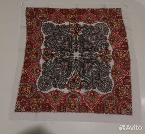 Платок в народном стиле. Павловопосадский