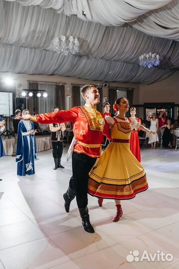 Танцевальное народное шоу на праздник