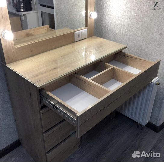 Туалетный столик для косметики с гримерным зеркало