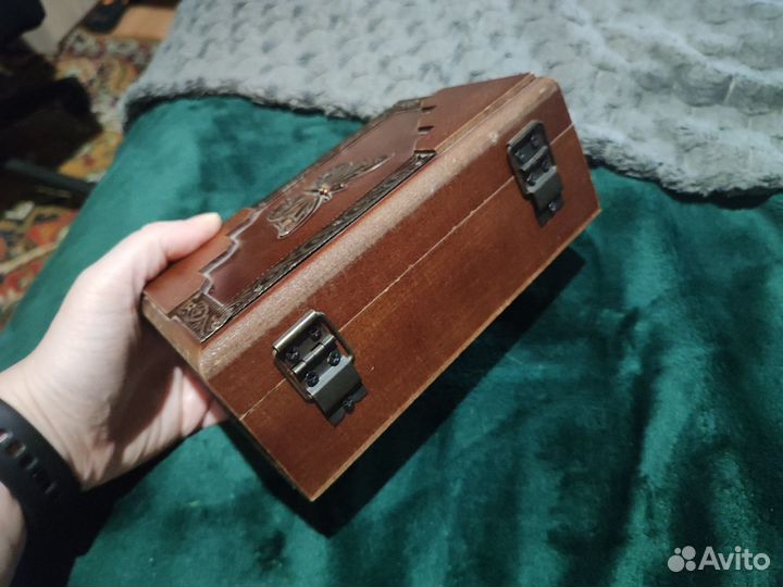 Деревянная шкатулка