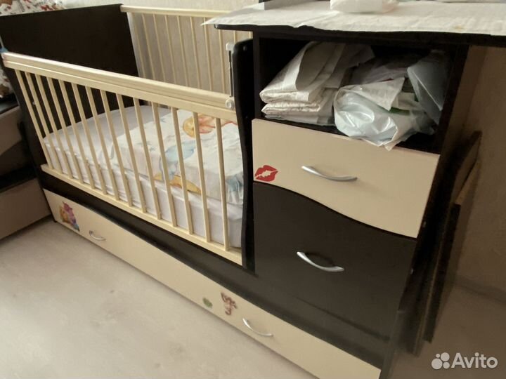 Детская кроватка с маятником и ящиком