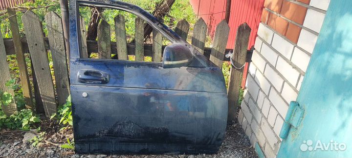 Дверь передняя правая на LADA Priora