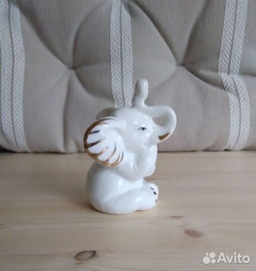 Фарфоровая статуэтка слоник