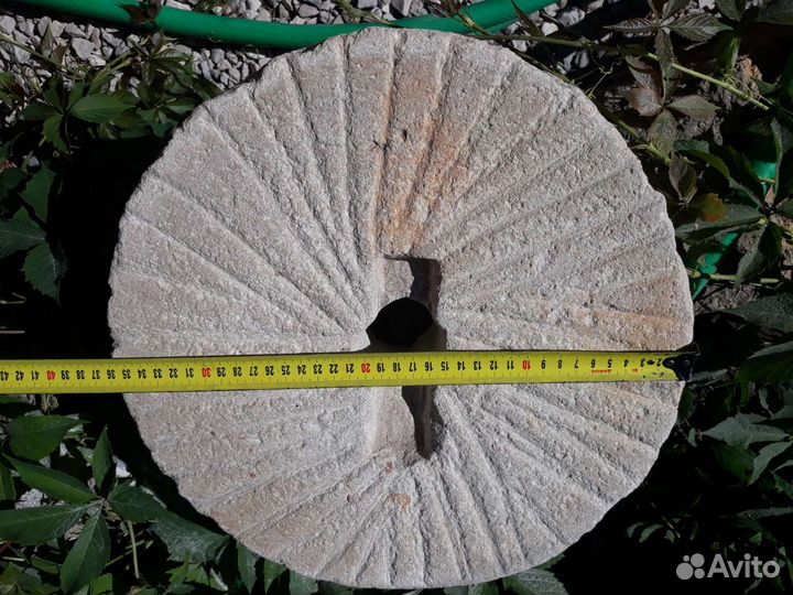 Старинная жерновая мельница