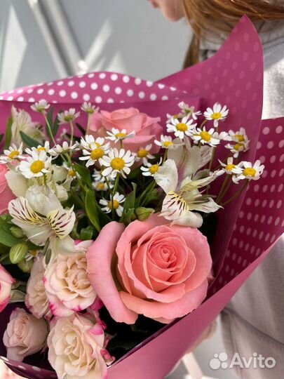 Букет комплимент из роз, хризантем, альстромерии