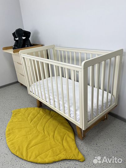 Кроватка детская с маятником