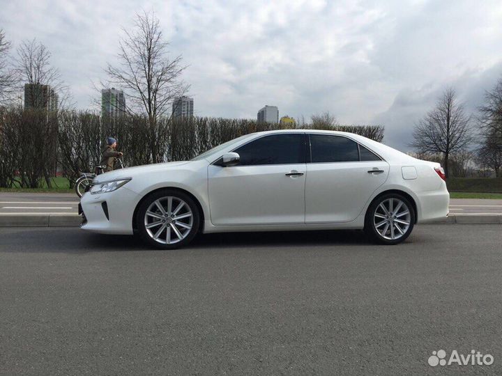 Toyota Camry 50 белая на литье