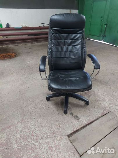 Офисное кресло руководителя бу