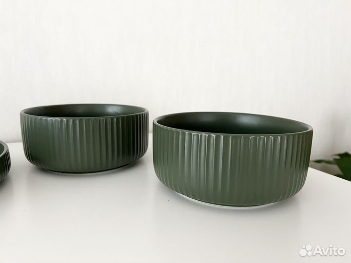 Набор посуды: тарелки и салатники