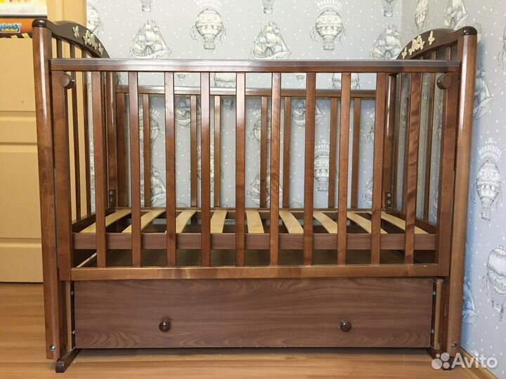 Детская кроватка с продольным маятником