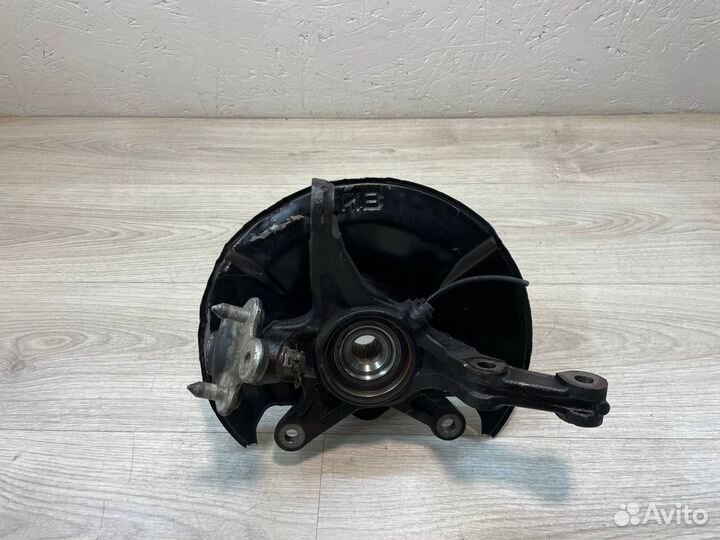 Кулак передний левый Honda Civic 4D 1.8