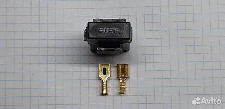 Держатель флажкового предохранителя автомобильный