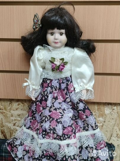 Кукла фарфоровая