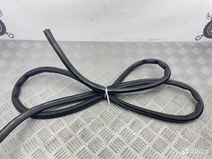 Уплотнительная резинка капота Bmw 5 F10 N47D20C