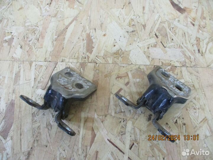 Петля двери Рено Логан