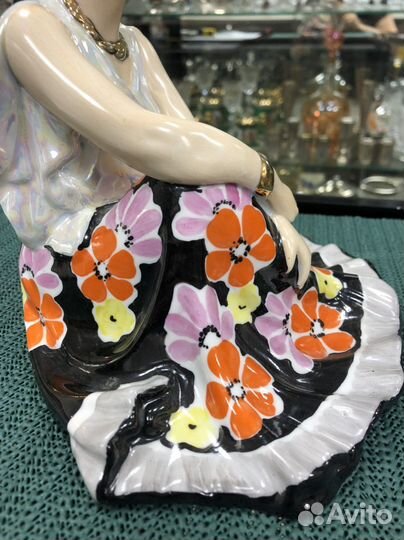 Фарфоровая статуэтка Цыганка Дулево