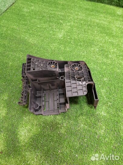 Кронштейн блока предохранителей фольксваген гольф