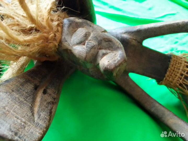 Сувенирная деревянная статуэтка