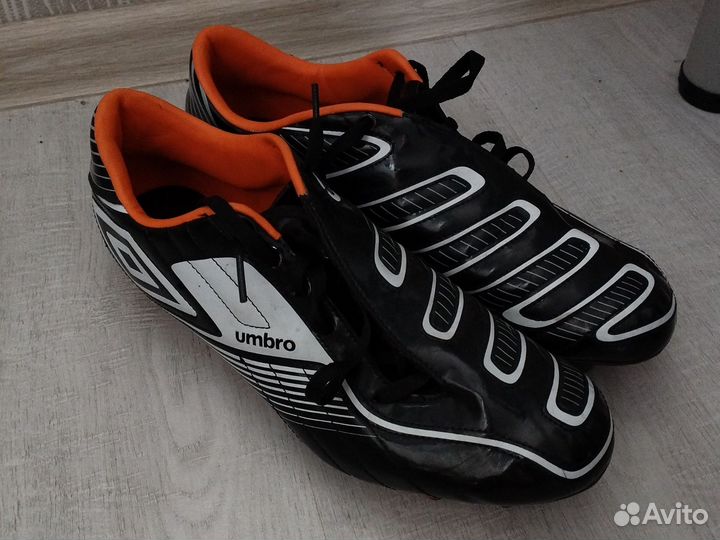 Футбольные бутсы umbro