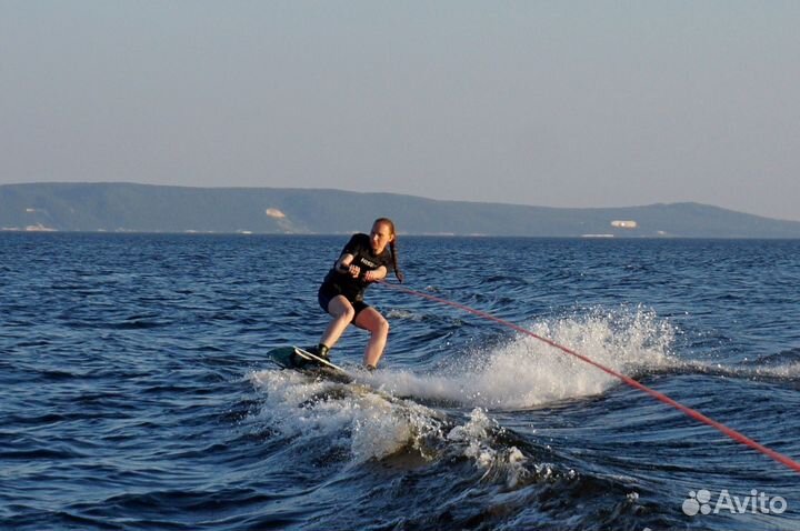 Катание на вейкборде и водных лыжах