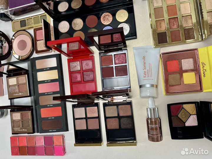 Палетки теней, кисти для макияжа, сумка стилиста