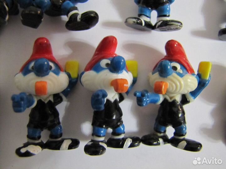 Киндер смурфы- футболисты