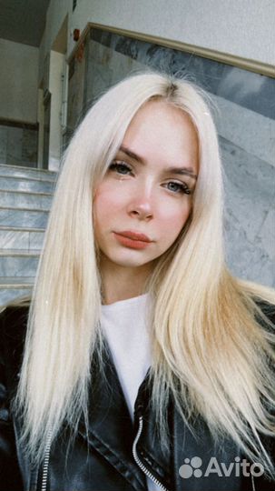 Работник зала в магазине одежды