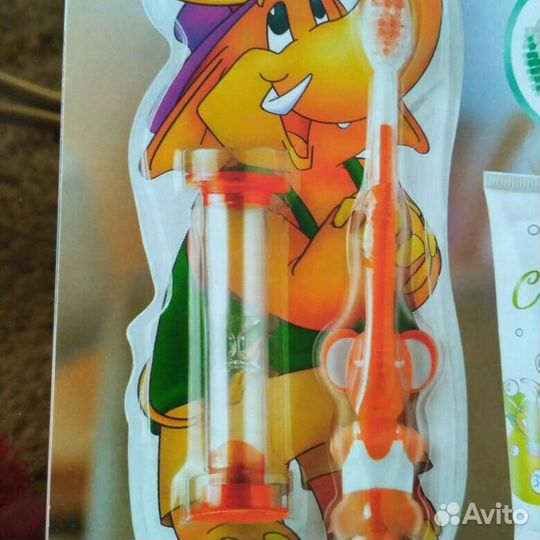 Детская зубная щетка с игрушкой