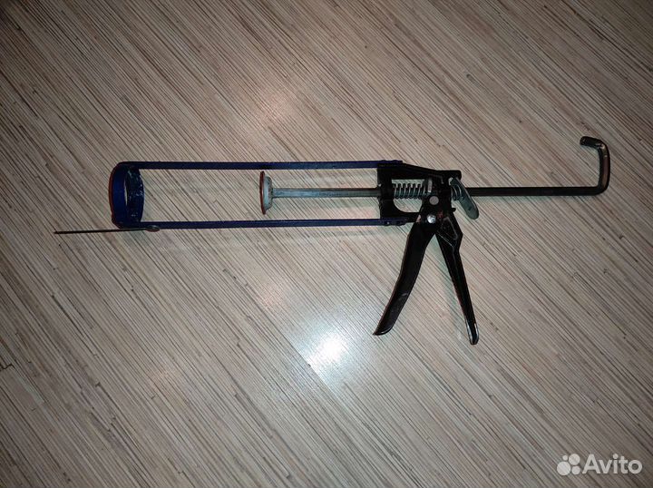 Пистолет для нанесения герметика