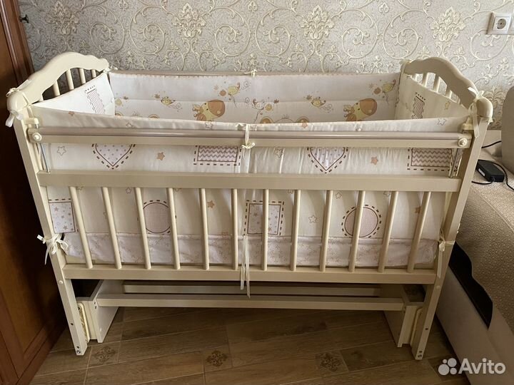 Детская кроватка с маятником