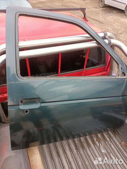 Правая передняя дверь Nissan Terrano WD21