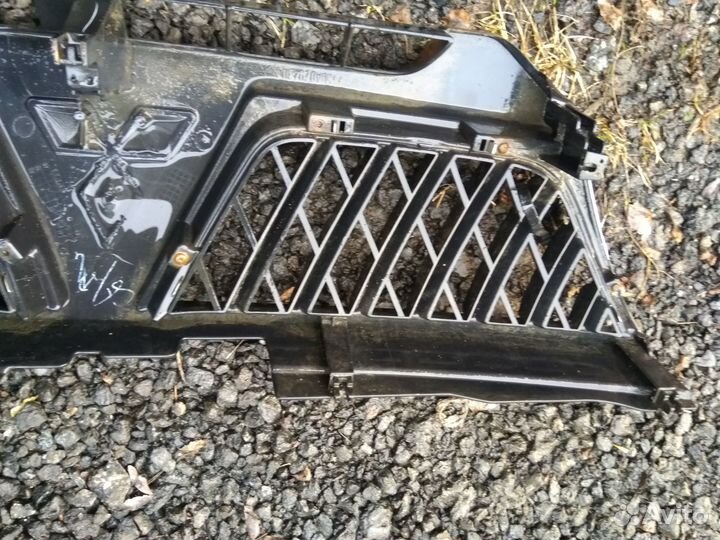 Решетка радиатора Мицубиси Паджеро Спорт