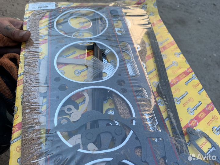 Полный комплект прокладок на двизатель 4216