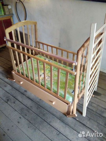 Детская кроватка с маятником