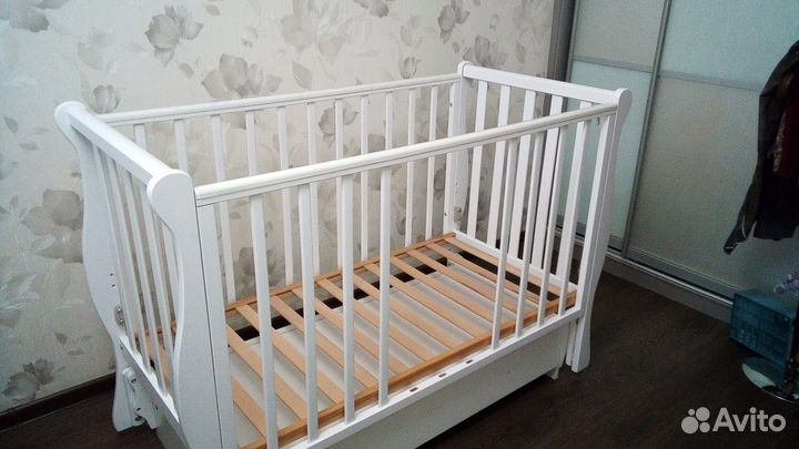 Детская кроватка с маятником и ящиком