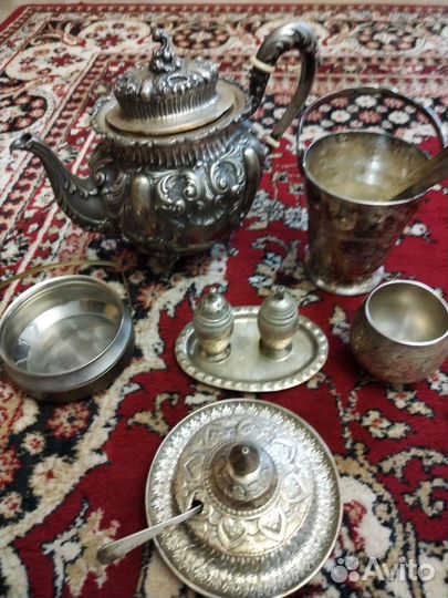 Старинный серебряный чайник