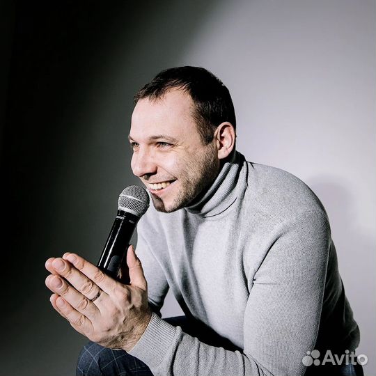 Ведущий мероприятий и диджей с оборудованием